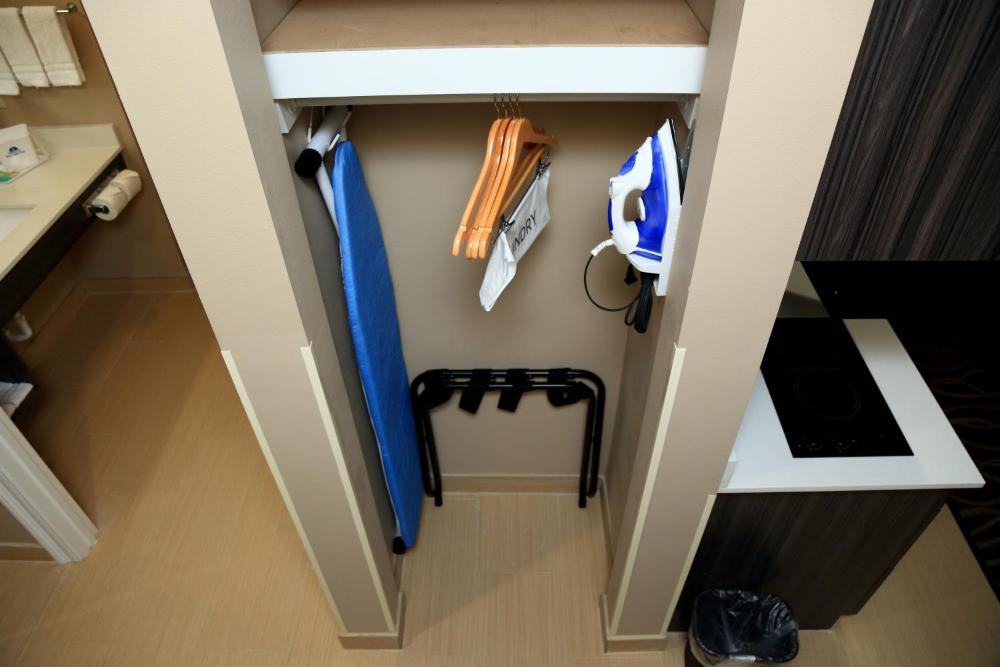 2 Queen Beds Kitchenette NS interior
